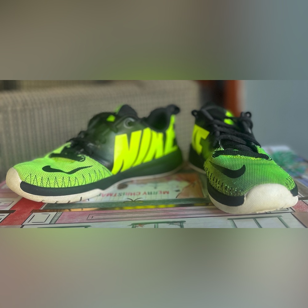 Nike Kids Team Hustle D7 Yellow Sneakers  Low Top Lace Up Shoes Size 4Y